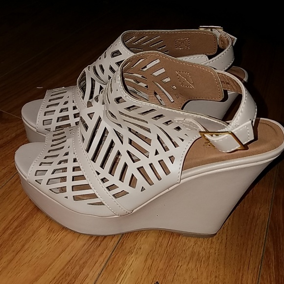 Charlotte Russe Cream Wedge Size 7 - Picture 4 of 7